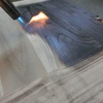 桐タンス修理、時代仕上げの焼き作業、扉の裏